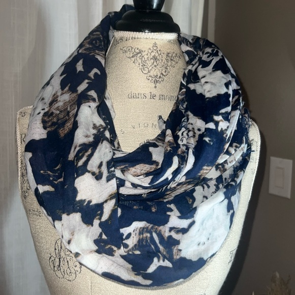 Accessories - Navy Blue, Tan, & White floral lightweight neck scarf🧣wrap shawl coverup womens
